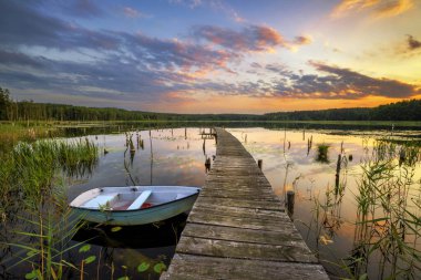 Güzel yaz gün batımı göl üzerinde