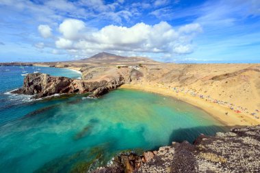 Playa üzerinde güzel bir gün Lanzarote adasındaki Papagayo plajı - Kanaryalar - İspanya