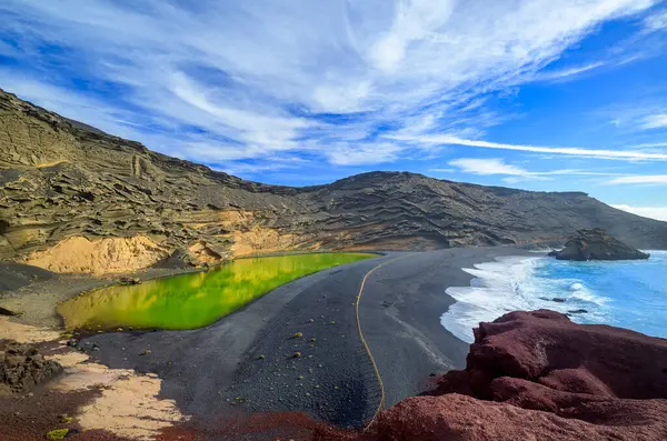 Lanzarote Adası 'nın ünlü eğlencesi - El Golfo yeşil gölü - Kanaryalar - İspanya 