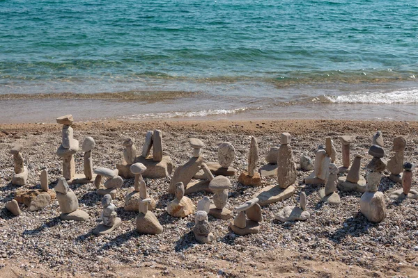 Denge ve uyum kavramı. - Sahildeki taş yığınları.