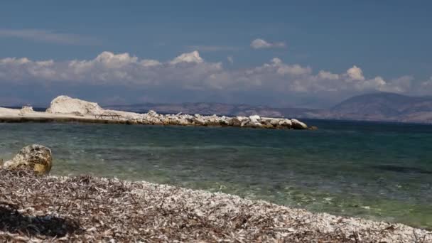 Adanın Güzel Deniz Manzarası Boş Çakıl Taşı Plajı Düşük Açılı — Stok video