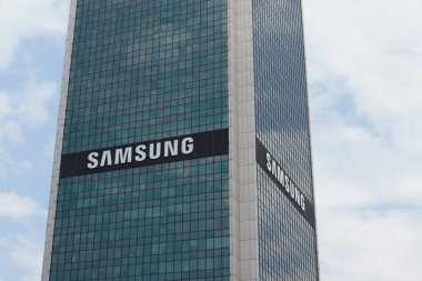 Polonya, Warszawa - Haziran 05, 2021: Samsung işareti. Samsung 'un tabelası yüksek bir binada..