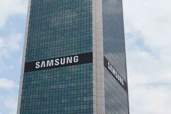 Polen Warszawa Juni 2021 Samsung Teken Samsung Signboard Een Hoogbouw — Stockfoto