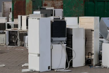 Elektronik, ev aletleri geri dönüşüm merkezi. Büyük bir geri dönüşüm ekipmanı grubu. Çevresel sorun.