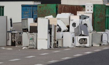 Geri dönüşüm merkezinde eski elektrikli aletler. Geri dönüşüm için elektronik atık. Ev aletlerini çöp konteynerine atmış..