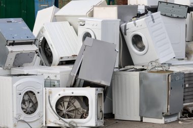 Kullanılmış ev aletleri yığını, yakın plan. Çevresel sorun, elektronik geri dönüşüm