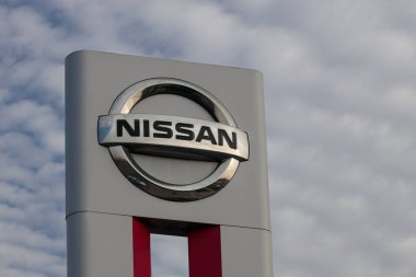 Polonya, Poznan - 30 Ekim 2022: Nissan otomobil üreticisi Japon şirket logosu, gökyüzü arka planı.