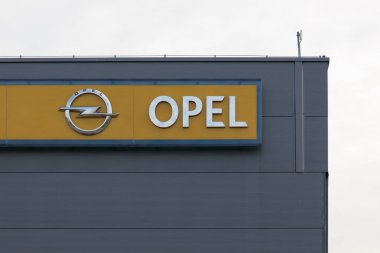 Polonya, Poznan - 30 Ekim 2022: Opel resmi bayilik logosu, bayilik mağazası. Opel Automobile GmbH bir Alman şirketidir.