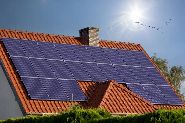 Telhado Casa Com Sistema Instalado Painéis Solares Azuis Eletricidade Sol — Fotografia de Stock