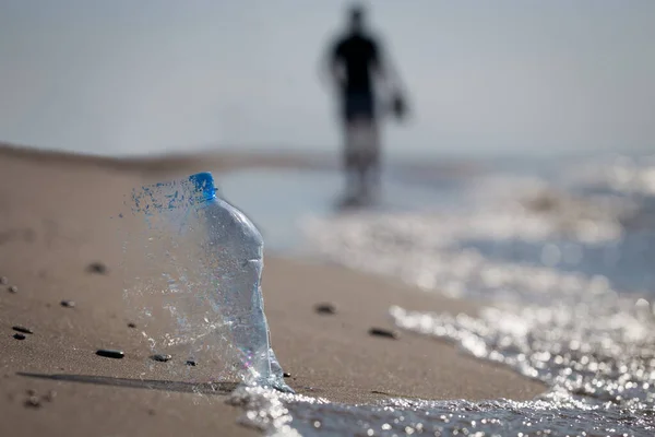 Close Selektif Fokus Pet Botol Plastik Sampah Tertinggal Pantai Berpasir — Stok Foto