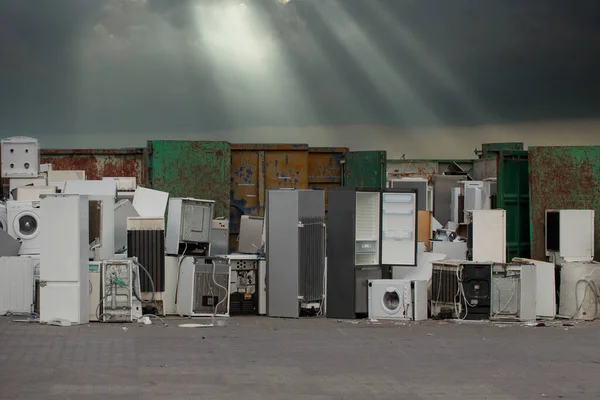 Kullanılmış ev aletleri ve tüketici elektroniği. Elektronik atıkların imhası.
