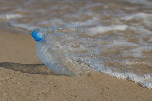 Niebieska Plastikowa Butelka Wybrzeżu Morza Zanieczyszczenie Ekosystemu Planety Zapisać Koncepcję — Zdjęcie stockowe