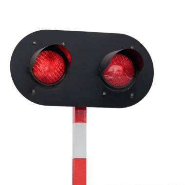 Trafik ışıklarını geçen demiryolu, beyaz üzerine izole edilmiş tabela..