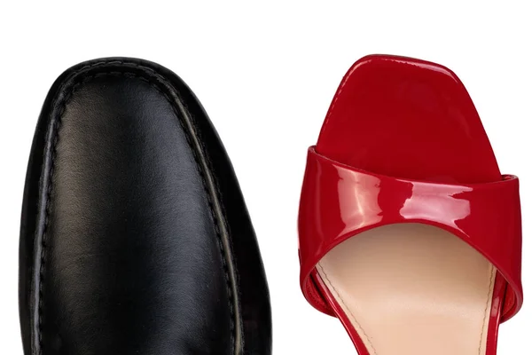 クローズアップ赤い女性の靴と黒メンズの靴 パートナーシップと平等の象徴的な写真 — ストック写真