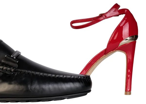 クローズアップ赤い女性の靴と黒メンズの靴 パートナーシップと平等の象徴的な写真 — ストック写真