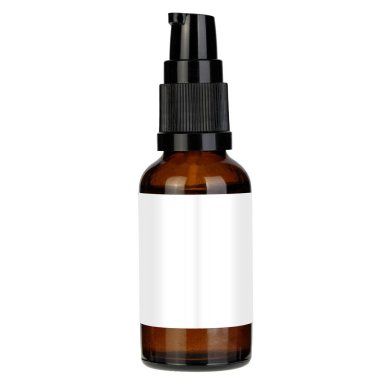 Temel yağlar ve kozmetik ürünler için kehribar şişesi - sprey şişesi, beyaz arka planda izole edilmiş maket..