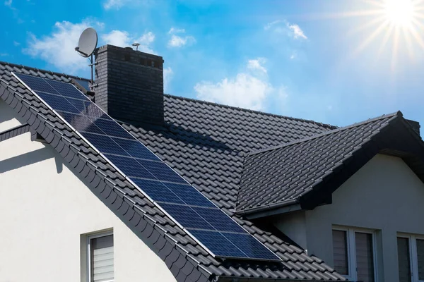 Solpaneler Installerade Taket Till Ett Modernt Hus — Stockfoto
