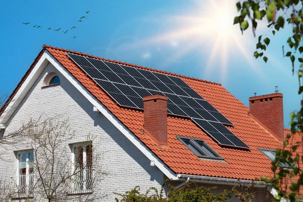 ソーラーパネルを備えたモダンな家の屋根 — ストック写真