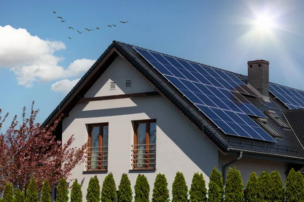 現代の家の屋根の上に太陽電池パネル配列 — ストック写真
