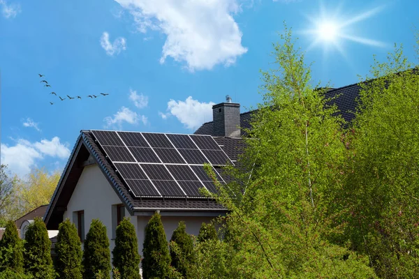 Telhado Com Painéis Solares Moderna Casa Atraente Energia Solar Feixes — Fotografia de Stock