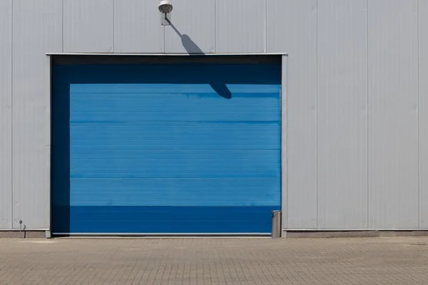 工业装卸区的蓝色滚子快门 — 图库照片