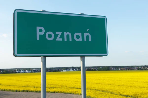Poznan Straßenschild Fahrtrichtungskonzept — Stockfoto