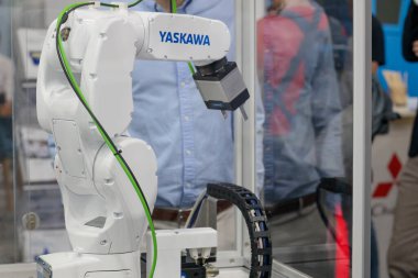 Yaskawa. Robot kollu teknoloji süreci, gelişmiş endüstri otomasyonu. HIGH TECH EXPO, ITM Europe