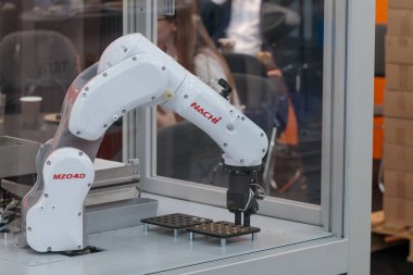 Polonya, Poznan - 01 Haziran 2023: Robot kolu, teknoloji döngüsü, otomatik süreç, Avrupa ITM, Yüksek TECH Şovu.