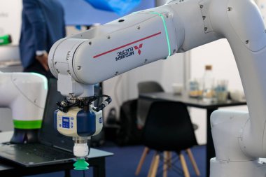 Polonya, Poznan - 01 Haziran 2023: Robot kolu, Avrupa 'nın ITM Endüstrisinde otomatik teknoloji. MITSUBISHI.