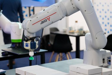 Polonya, Poznan - 01 Haziran 2023: Robot kolu, Avrupa 'nın ITM Endüstrisinde otomatik teknoloji.