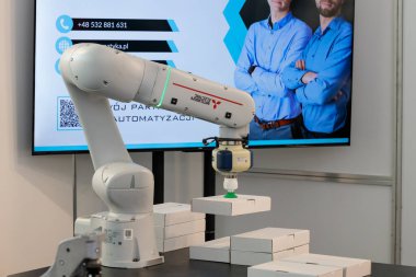 Polonya, Poznan - 01 Haziran 2023: Robot kolu, Avrupa 'nın ITM Endüstrisinde otomatik teknoloji.