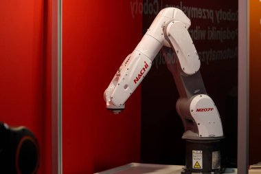 Polonya, Poznan - 01 Haziran 2023: Otomatik endüstriyel robot, yüksek teknoloji EXPO, ITM Industry Europe.