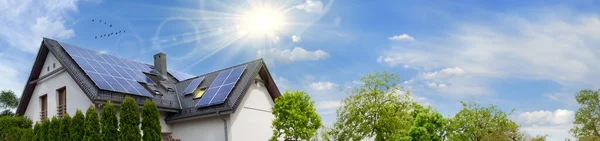 Painéis Solares Telhado Duas Águas Bonita Grande Casa Moderna Energia — Fotografia de Stock