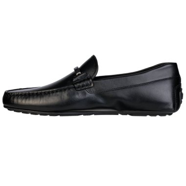 Beyaz arka planda klasik görünümlü siyah mokasenler, deriden yapılmış. Yan görünüm