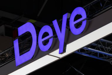 Polonya, Poznan - 17 Mayıs 2023: HIGH TECH EXPO Europe Deye Technology Co., Ltd tam güneş sistemi çözümleri sağlamaya adanmıştır