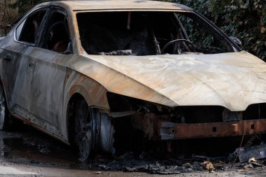 Kundakçılar tarafından tamamen yakılmış. Yanmış araba enkazı, kundakçılar tarafından yok edilmiş. Vandalizm
