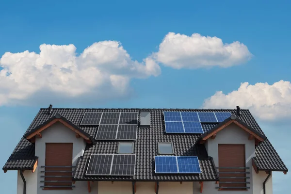 Painéis Solares Pretos Azuis Montados Telhado Uma Casa Moderna — Fotografia de Stock