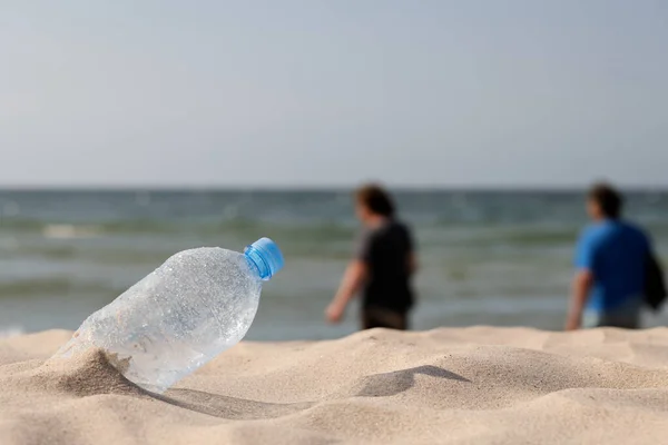 Konsep Orang Mengotori Lingkungan Pantai Limbah Plastik Yang Dibuang — Stok Foto