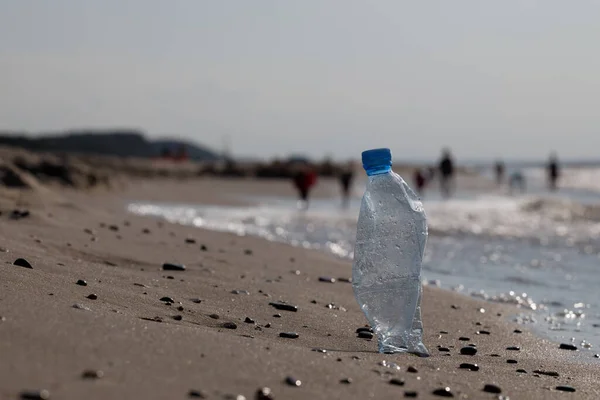 Botol Air Plastik Pet Yang Ditinggalkan Konsep Mengotori Lingkungan Alam — Stok Foto