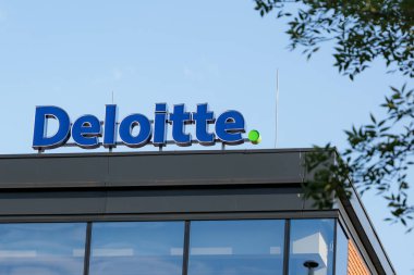 Polonya, Poznan - 25 Haziran 2023: Deloitte logosu. Şirket ofis binasının önünde..