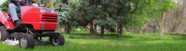 잔디깎는 잔디깎는 일하는 현수막 — 스톡 사진