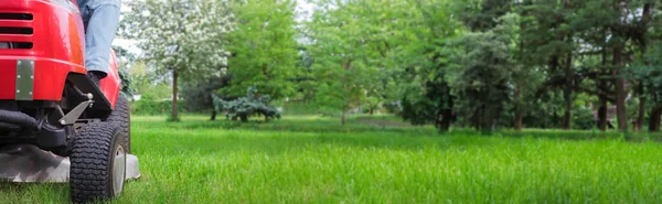 Pemotong Rumput Beraksi Rumput Hijau Banner Dengan Area Teks Ruang — Stok Foto