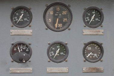 Fabrika makinesinin eski kontrol panelini kapatın. Vintage Endüstri teknolojisi.