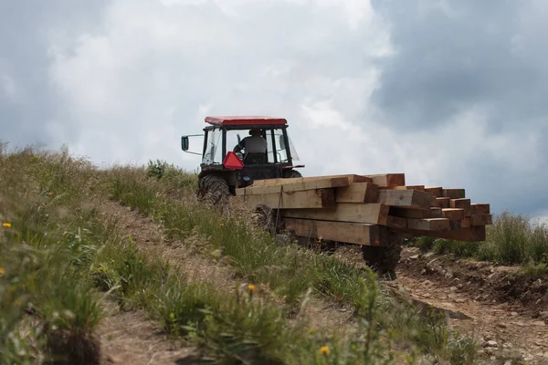 Petani Mengangkut Kayu Bangunan Kasau Kayu Dengan Traktor — Stok Foto