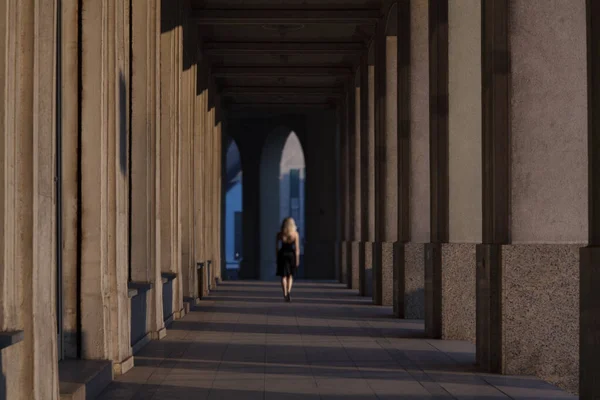 Sokakta Yalnız Bir Kadının Bulanık Silueti Güzel Bir Manzara — Stok fotoğraf