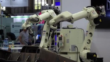 Polonya, Poznan - 01 Haziran 2023: Robot kolu ile teknoloji süreci, gelişmiş endüstri otomasyonu. HIGH TECH EXPO, ITM Europe.