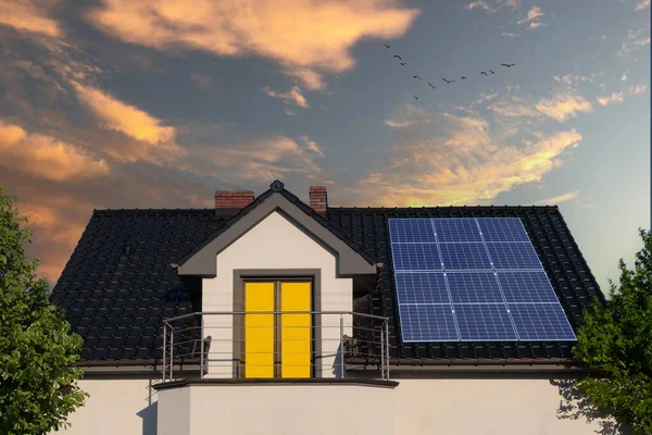 Painéis Solares Telhado Uma Casa Com Varanda Pôr Sol Conceito — Fotografia de Stock