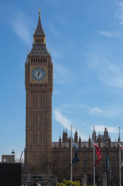 Big Ben, London, İngiltere'de. Popüler Londra landmark, saat kulesi Big Ben bilinen bir görünümünü.