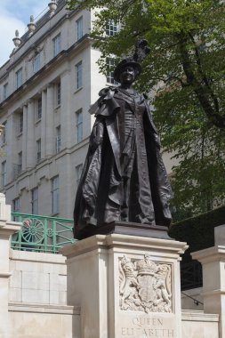 Kraliçe Elizabeth 'in bronz heykeli, Londra, İngiltere.