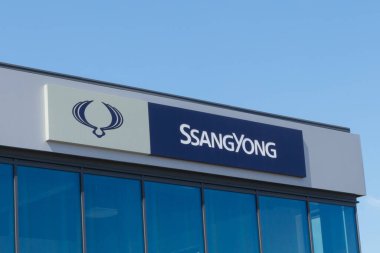 Polonya, Przezmierowo - 27 Temmuz 2023: Güney Koreli otomobil üreticisi SsangYong Motor Şirketi 'nin resmi bayisi.